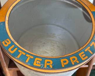 $75.00. ROLD GOLD BUTTER PRETZELS
GLASS & Tin Litho lid is excellent condition original canister is in good condition with some dent and tin age discolorations.