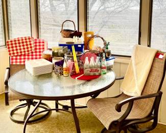 SUNROOM WITH MODERN PATIO FURNITURE.