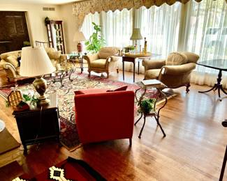 SPACIOUS FORMAL LIVING ROOM