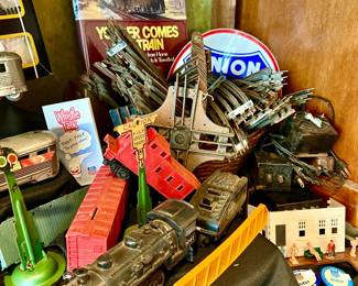 LIONEL TRAIN SET.