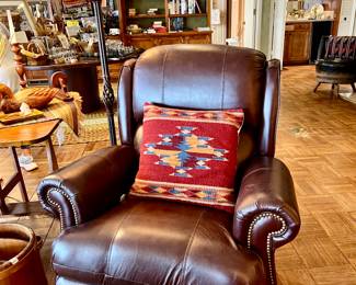 LA-Z-BOY LEATHER RECLINERS LIKE NEW.  KILIM PILLOWS.