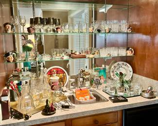 VINTAGE BAR WITH TOBY MUGS, CRYSTAL.