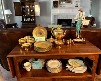 Vintage Giuseppe Armani Figurine "Lady w/Book" - Italy