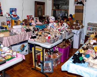 ROOM PHOTO - DOLLS - BEARS - CERAMICS - GLASSWARE