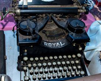 ANTIQUE ROYAL TYPEWRITER