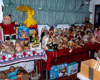 ROOM PHOTO - DOLLS - TOYS - BEARS