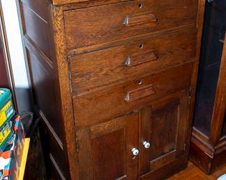 ANTIQUE OAK CABINET