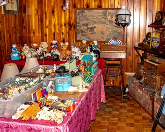 ROOM PHOTO: TOYS AND CERAMICS