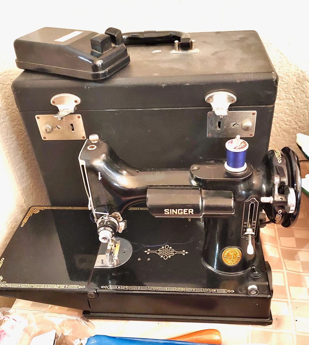 1953 Singer Featherweight Sewing Machine W/Case