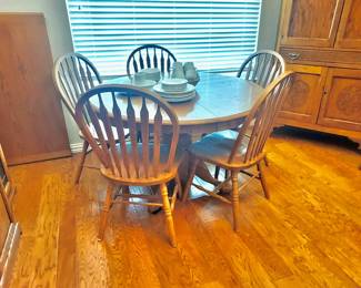 Dining Room Set w/1 Leaf & 6 Chairs