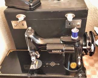 1953 Singer Featherweight Sewing Machine W/Case
