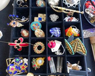 Assorted jewelry 