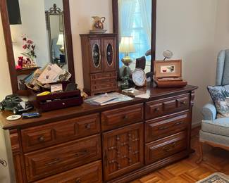 Mid century dresser 
Part of 4 pc suite 