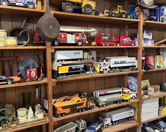 Toy metal trucks 
Nylint trucks w box 
Tonka 