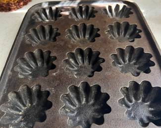 12 muffin cast iron pan 