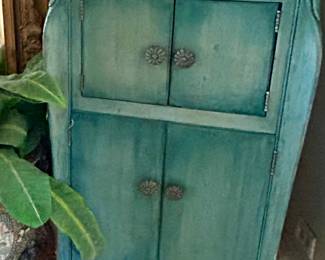 Very cool antique Victrola- all parts there! 