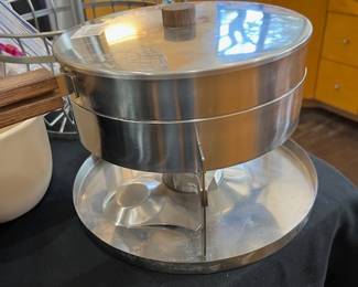 Covered chafing dish