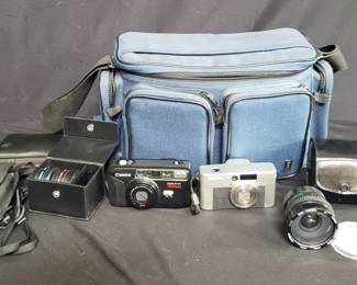 Lot # : 574 - Group of cameras and accessories