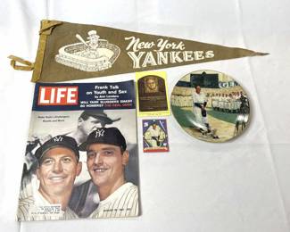 Lot # : 289z - Vintage Yankees sports lot