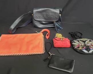 Lot # : 670 - Group of women's handbags