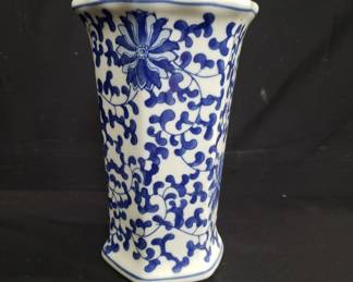 Lot # : 557 - Asian porcelain vase