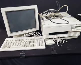 Lot # : 579 - Micro Q computer monitor and HP Hewlett Packard