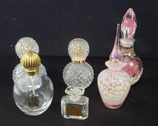 Lot # : 307 - Group of women's perfume bottles