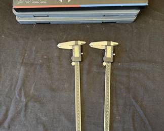 Lot # : 236z - Pair of Neiko stainless steel digital calipers