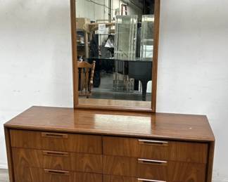 Lot # : 542 - Mid century modern dresser