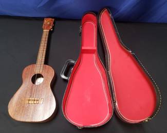Lot # : 413 - Kamaka ukulele with case