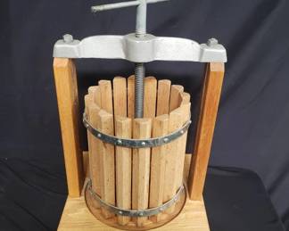 Lot # : 584 - Metal and wood fruit press