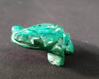 Lot # : 85 - Malachite carved frog