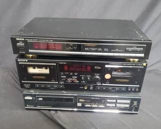 Lot # : 576 - Group of audio video components