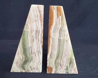 Lot # : 424 - Pair of marble bookends