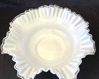Lot # : 308z - Vintage Fenton glass bowl