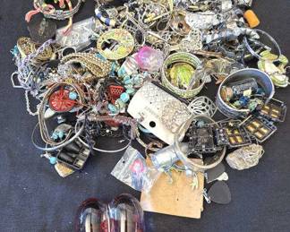 Lot # : 249z - Group of costume jewelry