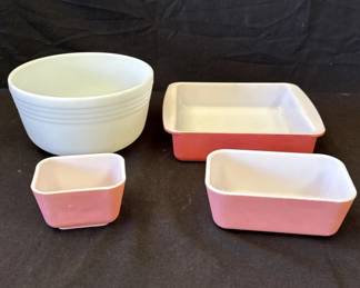 Lot # : 240z - Group of 4 vintage Pyrex dishes