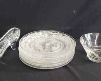 Lot # : 437 - Box of glass items