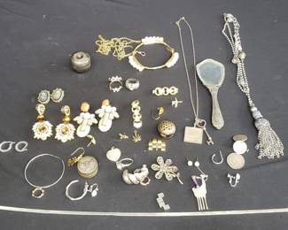 Lot # : 638 - Group of costume jewelry