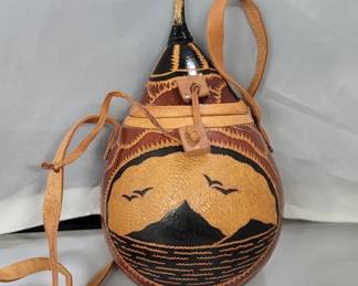 Lot # : 657 - Hand painted & engraved gourd container