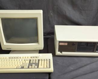 Lot # : 585 - Compaq deskpro 386120 computer and Samtron monitor
