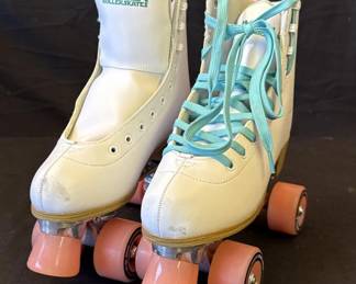 Lot # : 207z - Impala Quad roller skates