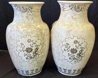 Lot # : 203z - Pair of vintage Asian ceramic Medallion vases