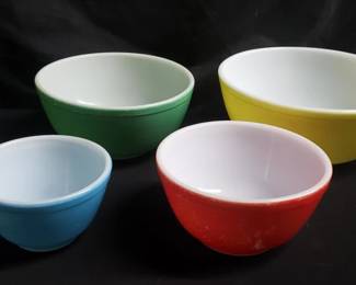 Lot # : 417 - Vintage Pyrex mixing bowl 4 piece set