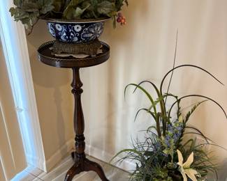 Antique plant stand, Plants