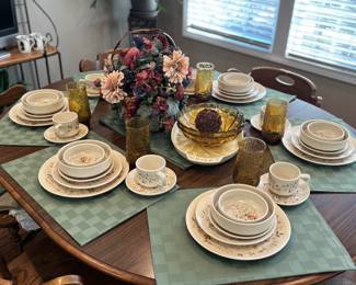 Six place settings vintage dishes