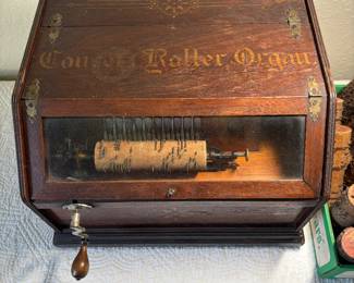 Beautiful working Oak Concert Roller Organ with lots of cobs!