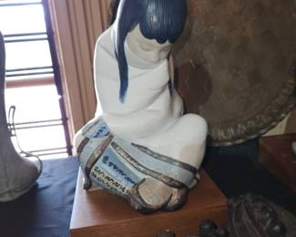 Lladro Cold Eskimo Indian Girl In Blanket Porcelain Figurine Juan Huerta