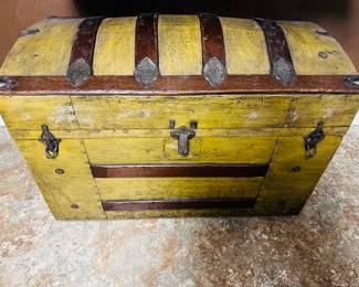 Vintage trunk 