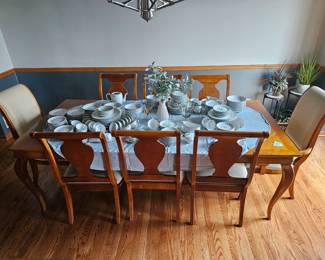 38 Stanley Dining Room Table with 8 chairs